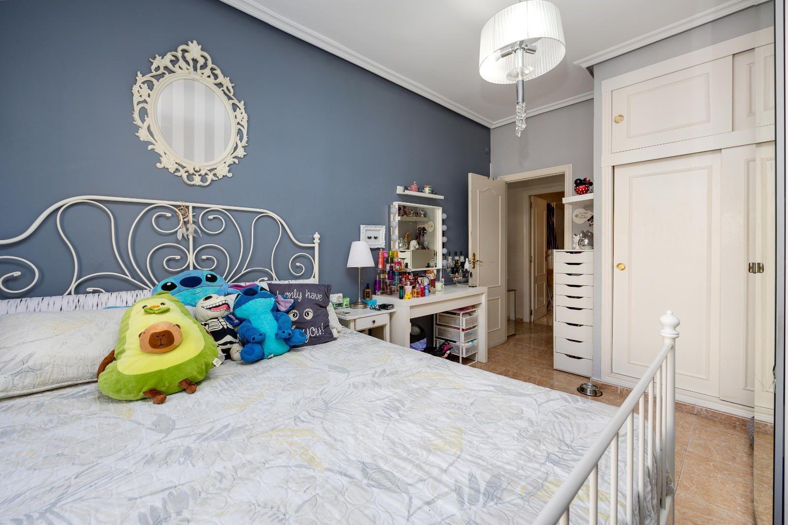 For sale - 5 Bedroom 2 Bathroom Apartment in Torrevieja - Centro  - Alicante