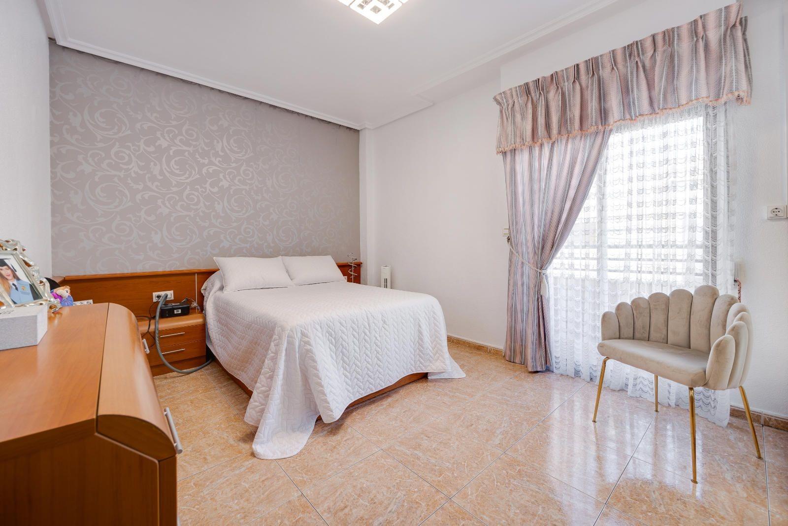 For sale - 5 Bedroom 2 Bathroom Apartment in Torrevieja - Centro  - Alicante