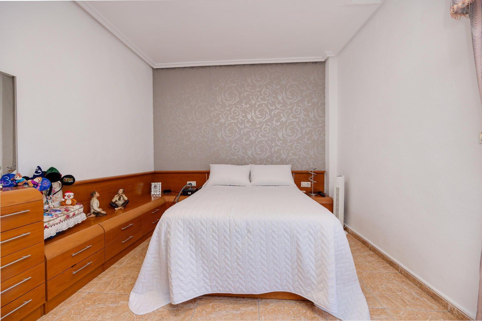 For sale - 5 Bedroom 2 Bathroom Apartment in Torrevieja - Centro  - Alicante