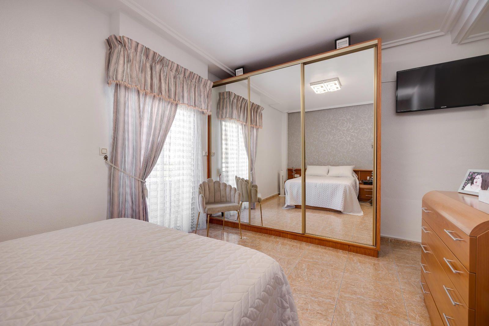 For sale - 5 Bedroom 2 Bathroom Apartment in Torrevieja - Centro  - Alicante