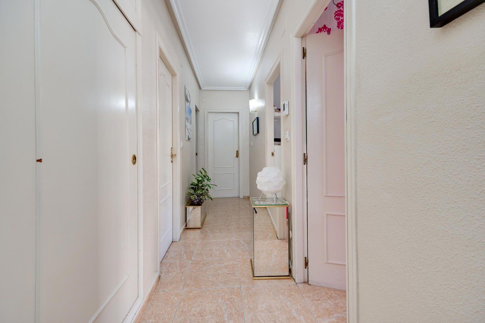For sale - 5 Bedroom 2 Bathroom Apartment in Torrevieja - Centro  - Alicante