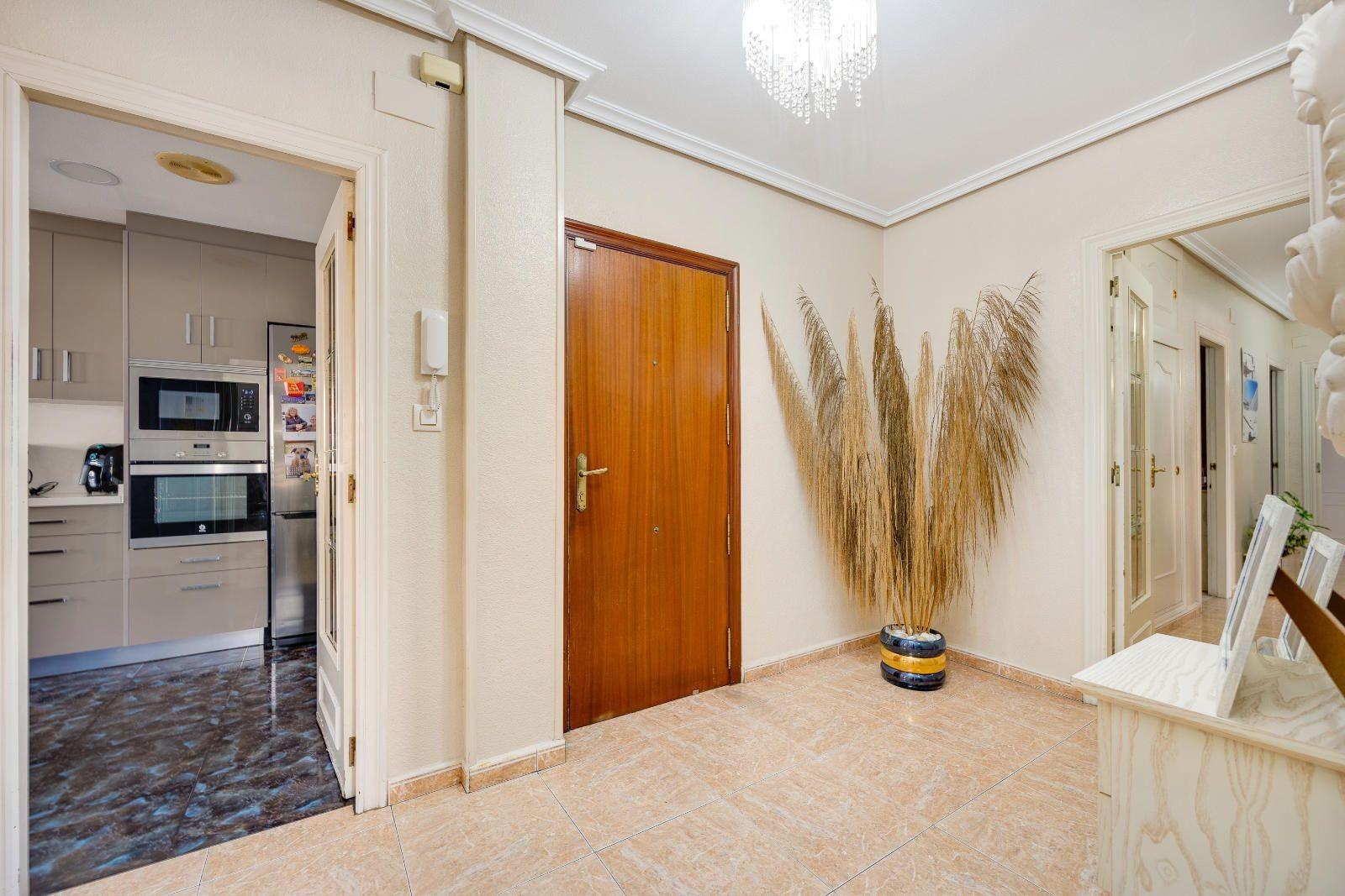 For sale - 5 Bedroom 2 Bathroom Apartment in Torrevieja - Centro  - Alicante