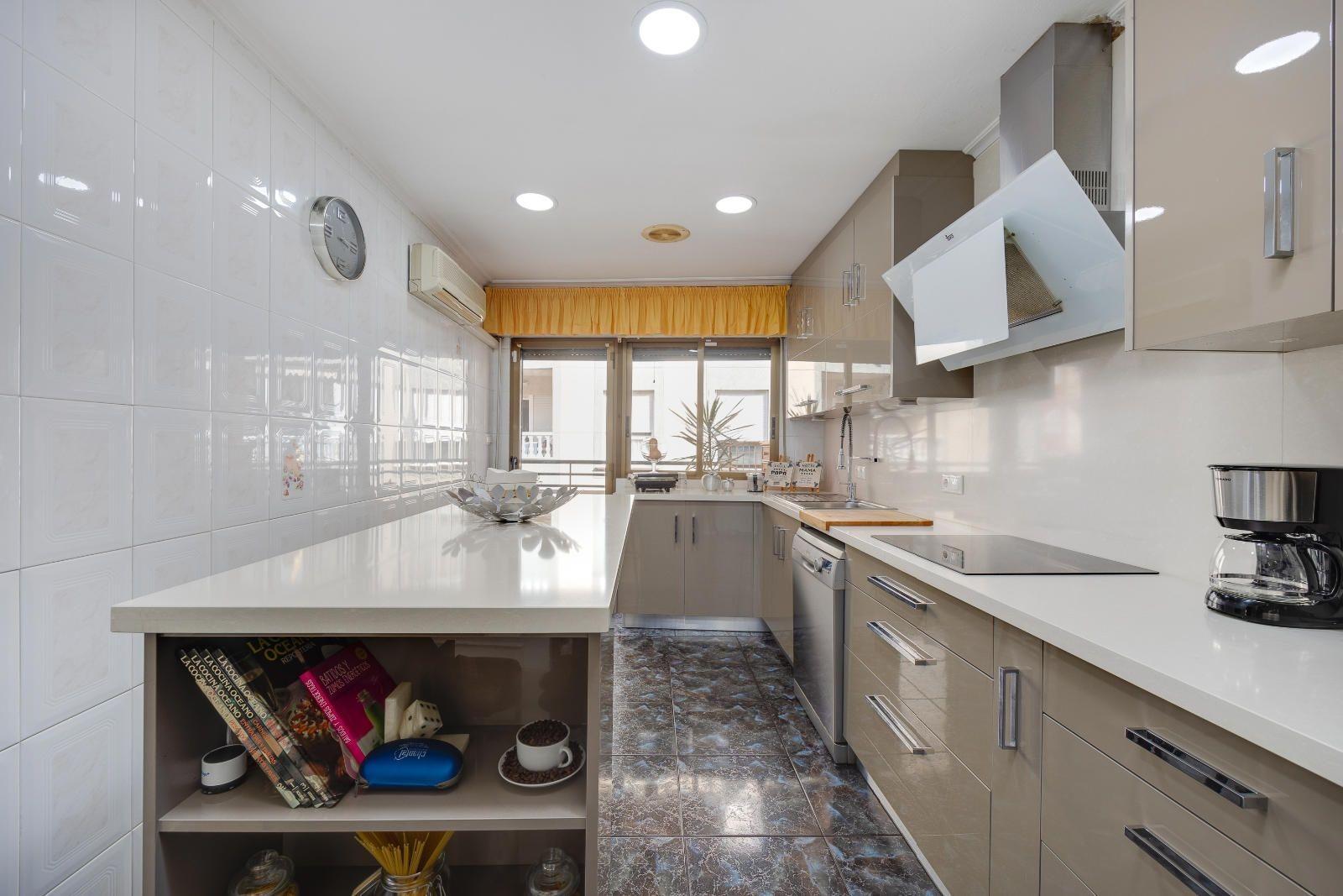For sale - 5 Bedroom 2 Bathroom Apartment in Torrevieja - Centro  - Alicante