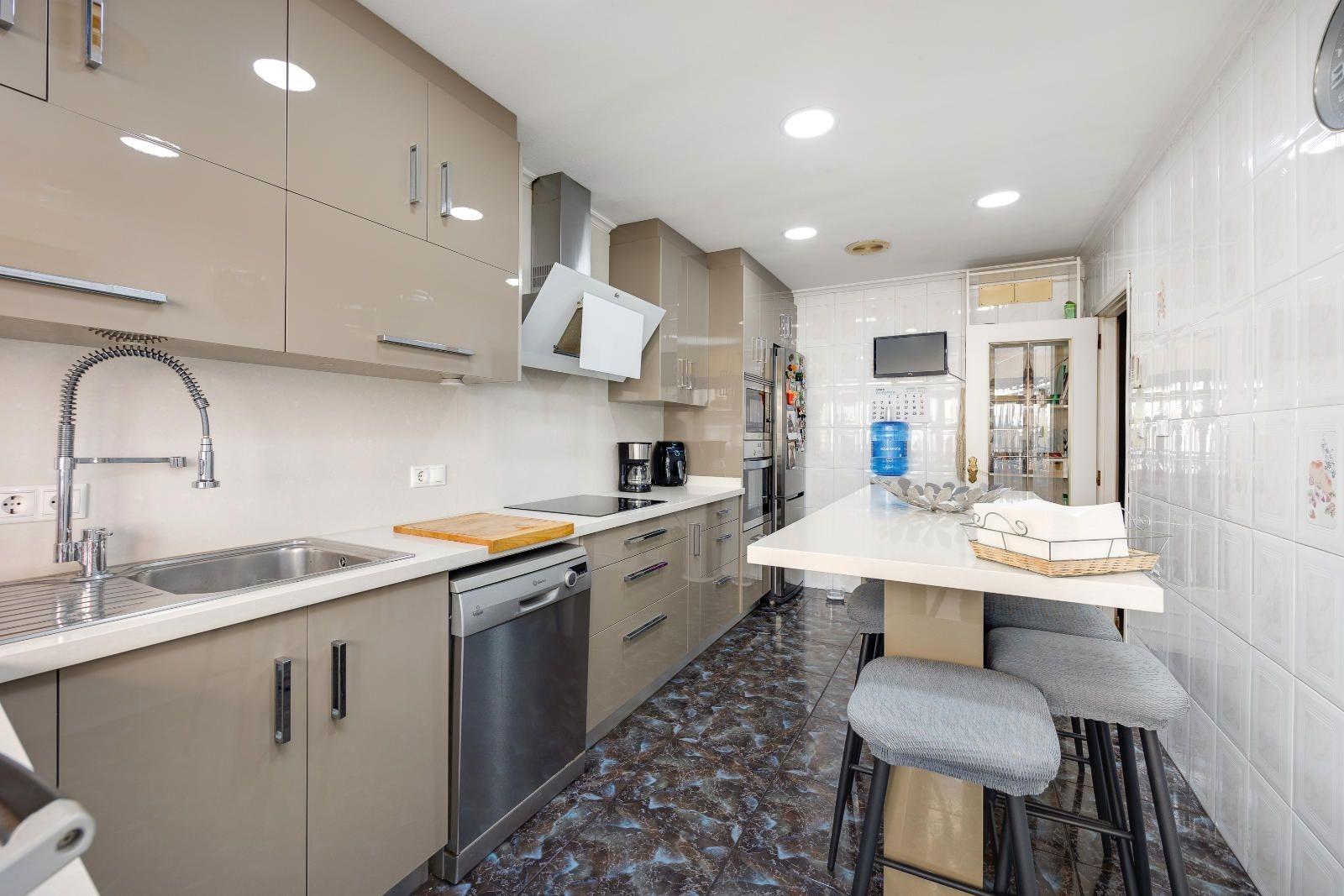 For sale - 5 Bedroom 2 Bathroom Apartment in Torrevieja - Centro  - Alicante