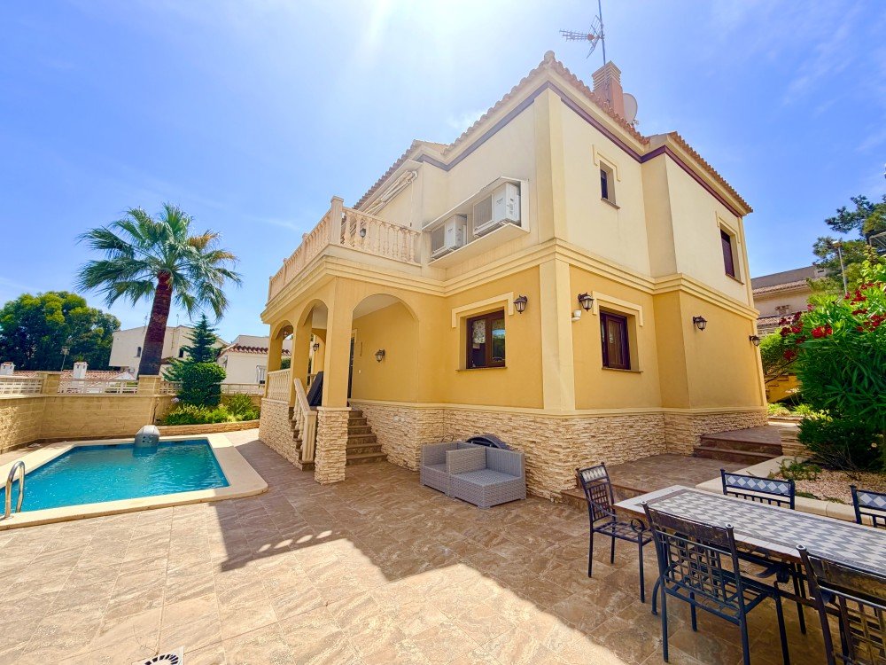 For sale - 3 Bedroom 2 Bathroom Villa in Orihuela Costa - Costa Blanca  - Alicante