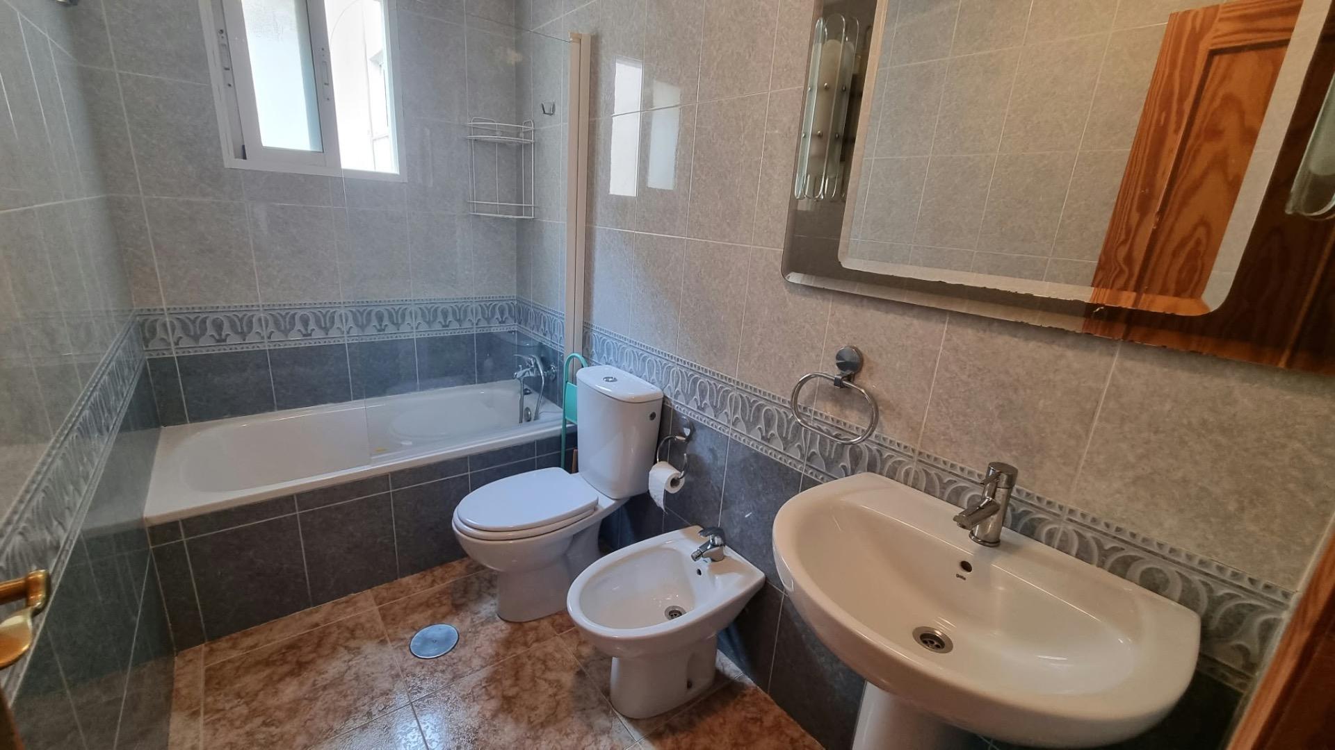 For sale - 2 Bedroom 1 Bathroom Penthouse in Torrevieja - Centro  - Alicante