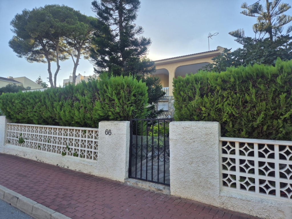 3 Bedroom 2 Bathroom Villa in Torrevieja
