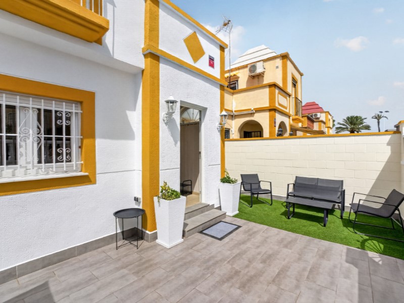For sale - 3 Bedroom 1 Bathroom Town House in Torrevieja - Costa Blanca  - Alicante