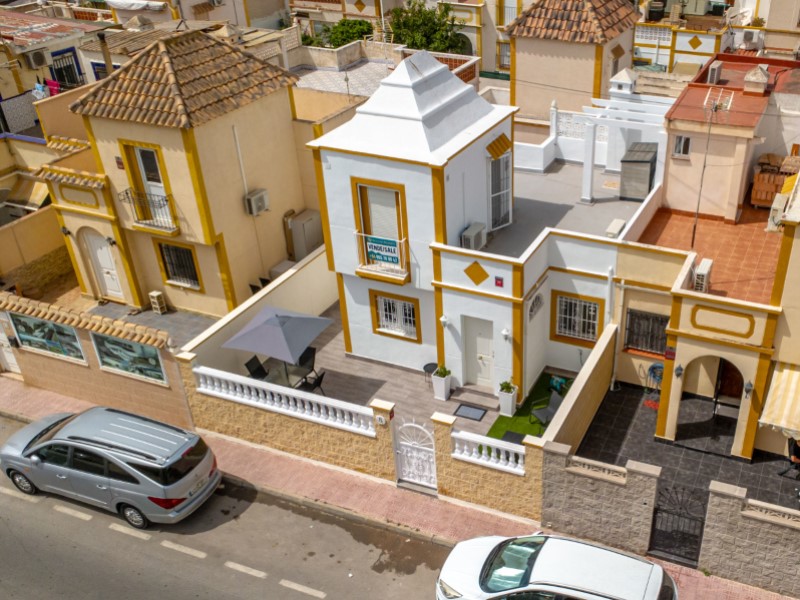 For sale - 3 Bedroom 1 Bathroom Town House in Torrevieja - Costa Blanca  - Alicante