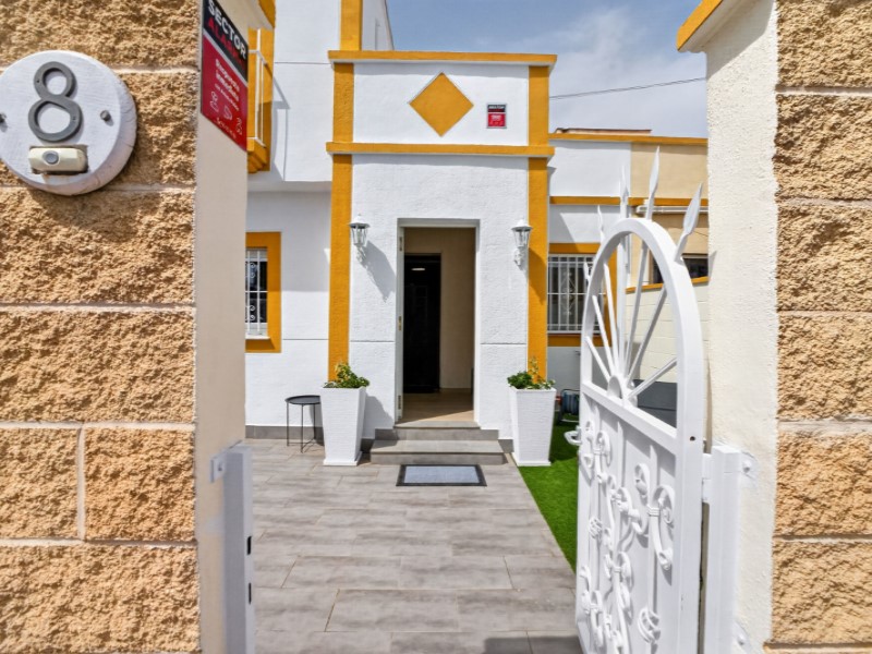 For sale - 3 Bedroom 1 Bathroom Town House in Torrevieja - Costa Blanca  - Alicante