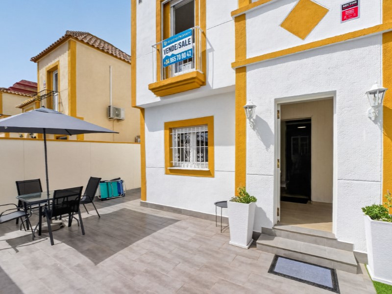 For sale - 3 Bedroom 1 Bathroom Town House in Torrevieja - Costa Blanca  - Alicante
