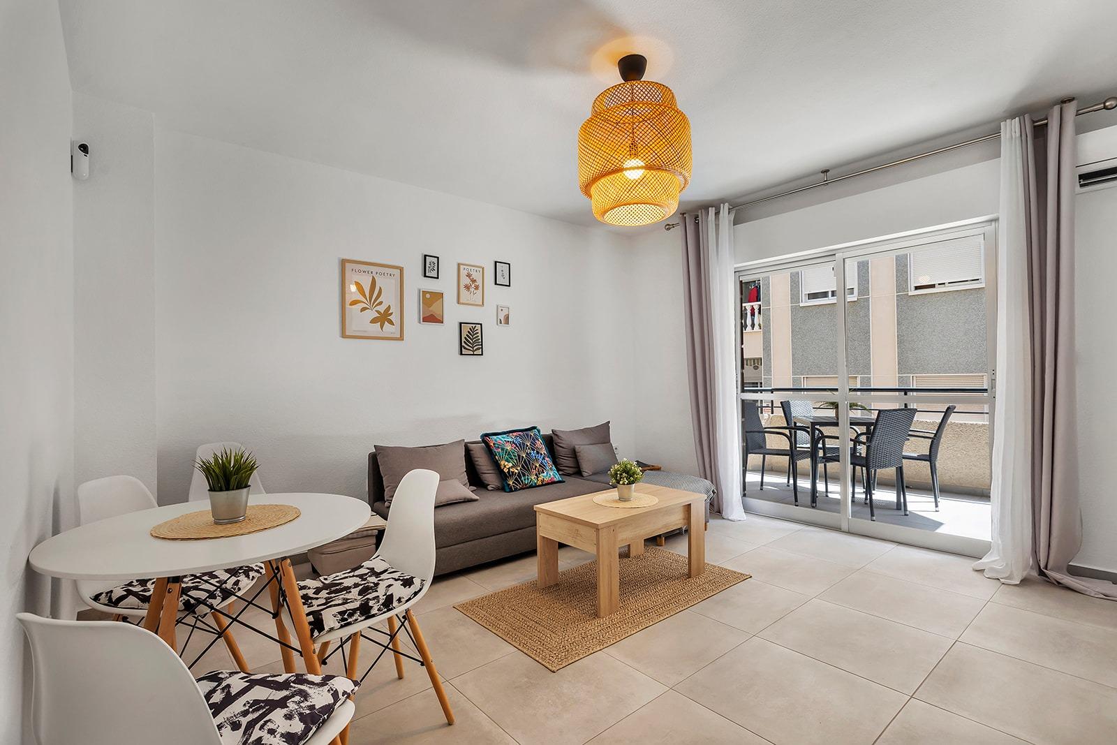 For sale - 3 Bedroom 1 Bathroom Apartment in Torrevieja - Playa De Los Locos  - Alicante
