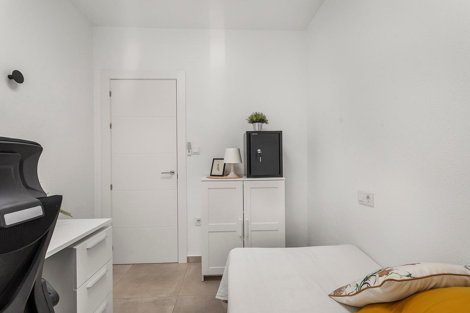 For sale - 3 Bedroom 1 Bathroom Apartment in Torrevieja - Playa De Los Locos  - Alicante