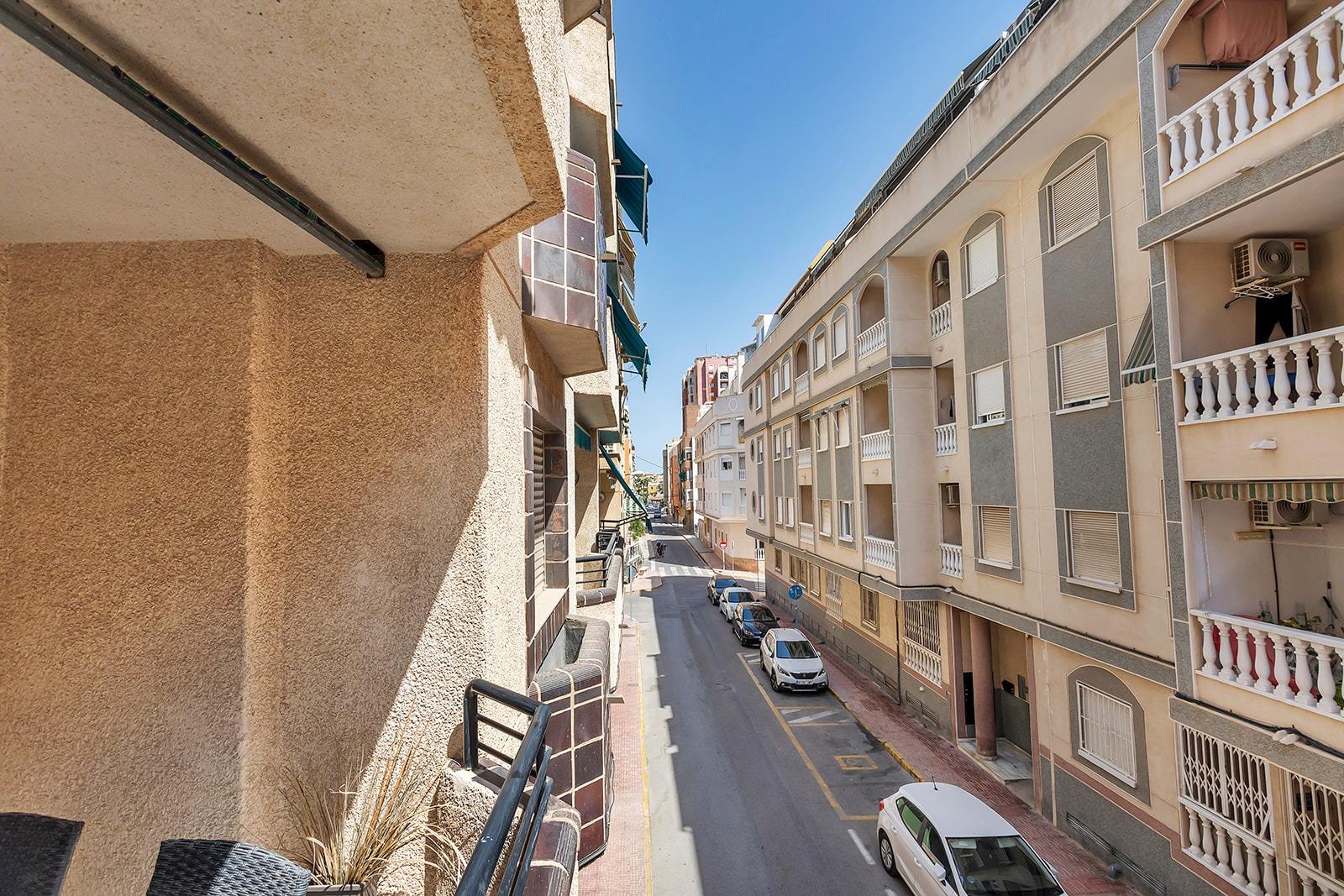 For sale - 3 Bedroom 1 Bathroom Apartment in Torrevieja - Playa De Los Locos  - Alicante