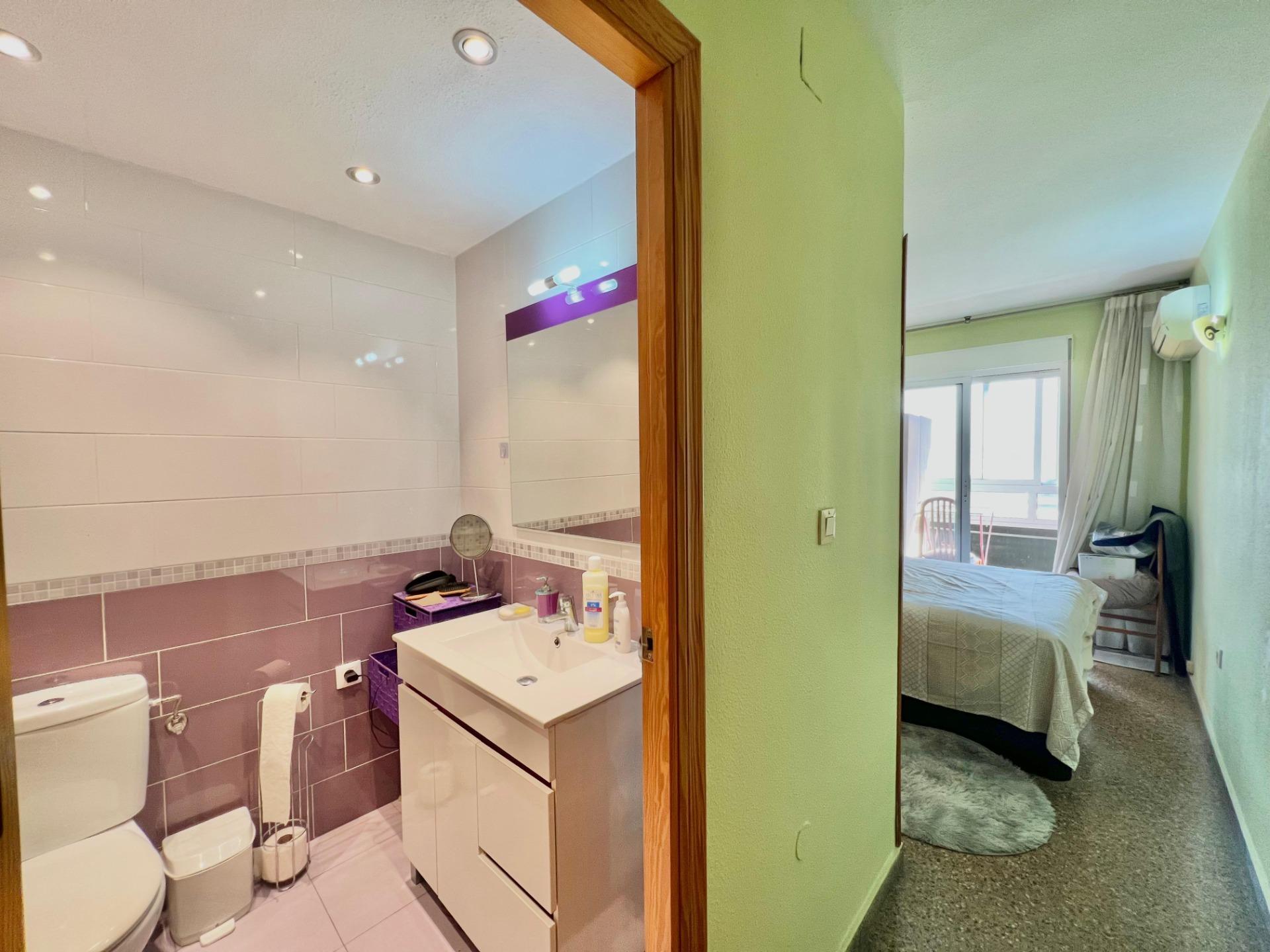 For sale - 4 Bedroom 2 Bathroom Apartment in Torrevieja - Puerto Deportivo  - Alicante