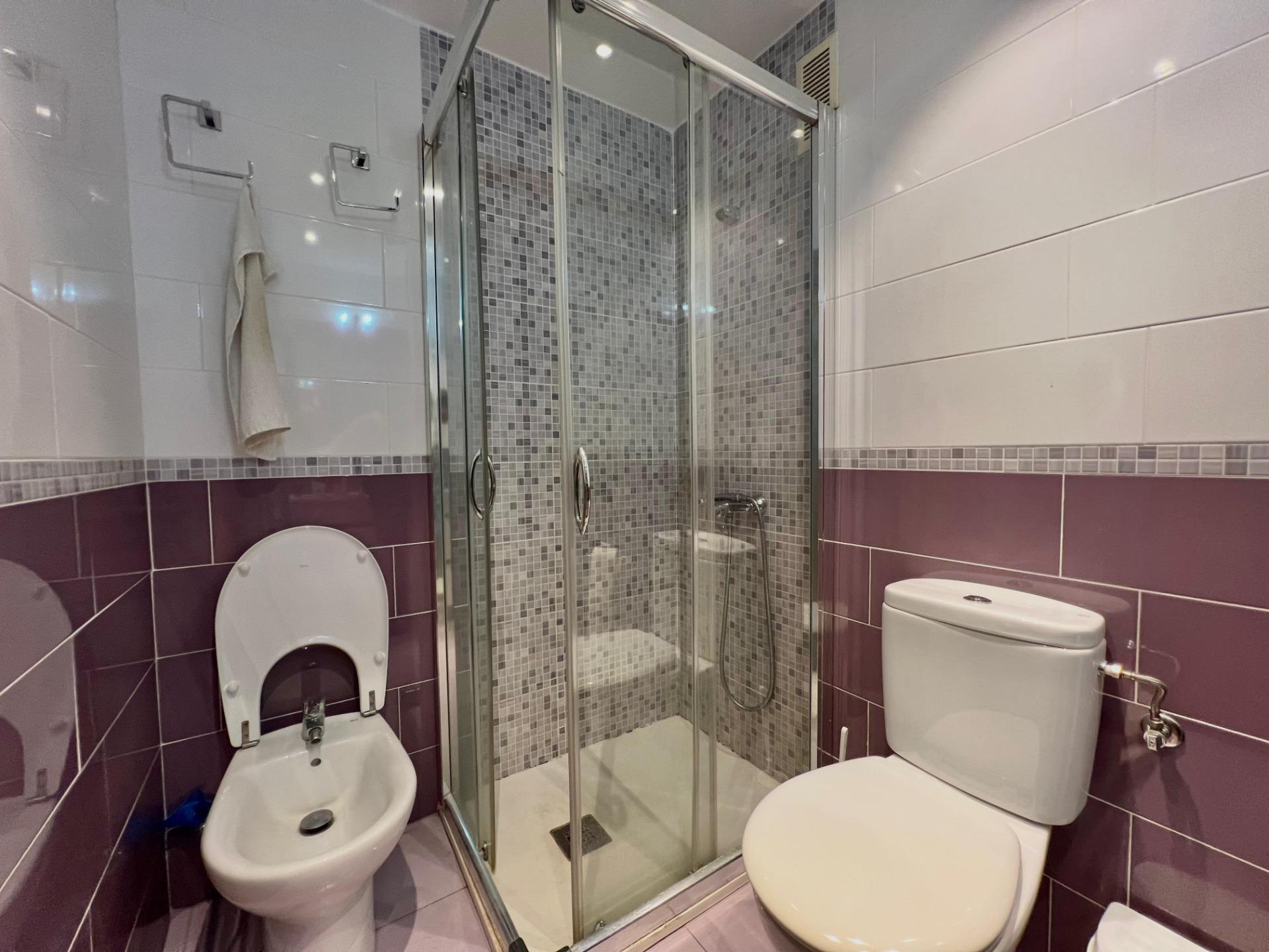 For sale - 4 Bedroom 2 Bathroom Apartment in Torrevieja - Puerto Deportivo  - Alicante