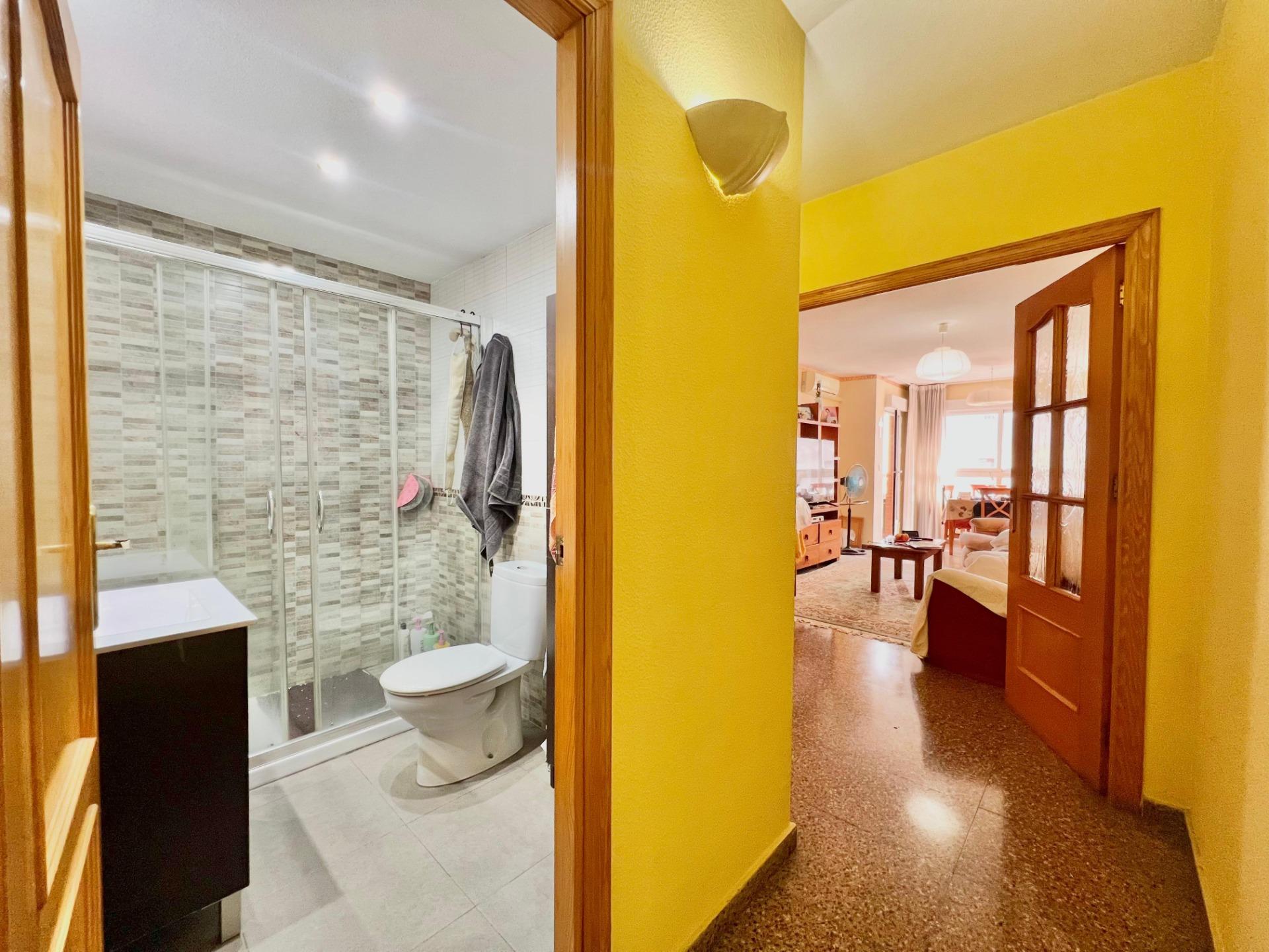 For sale - 4 Bedroom 2 Bathroom Apartment in Torrevieja - Puerto Deportivo  - Alicante
