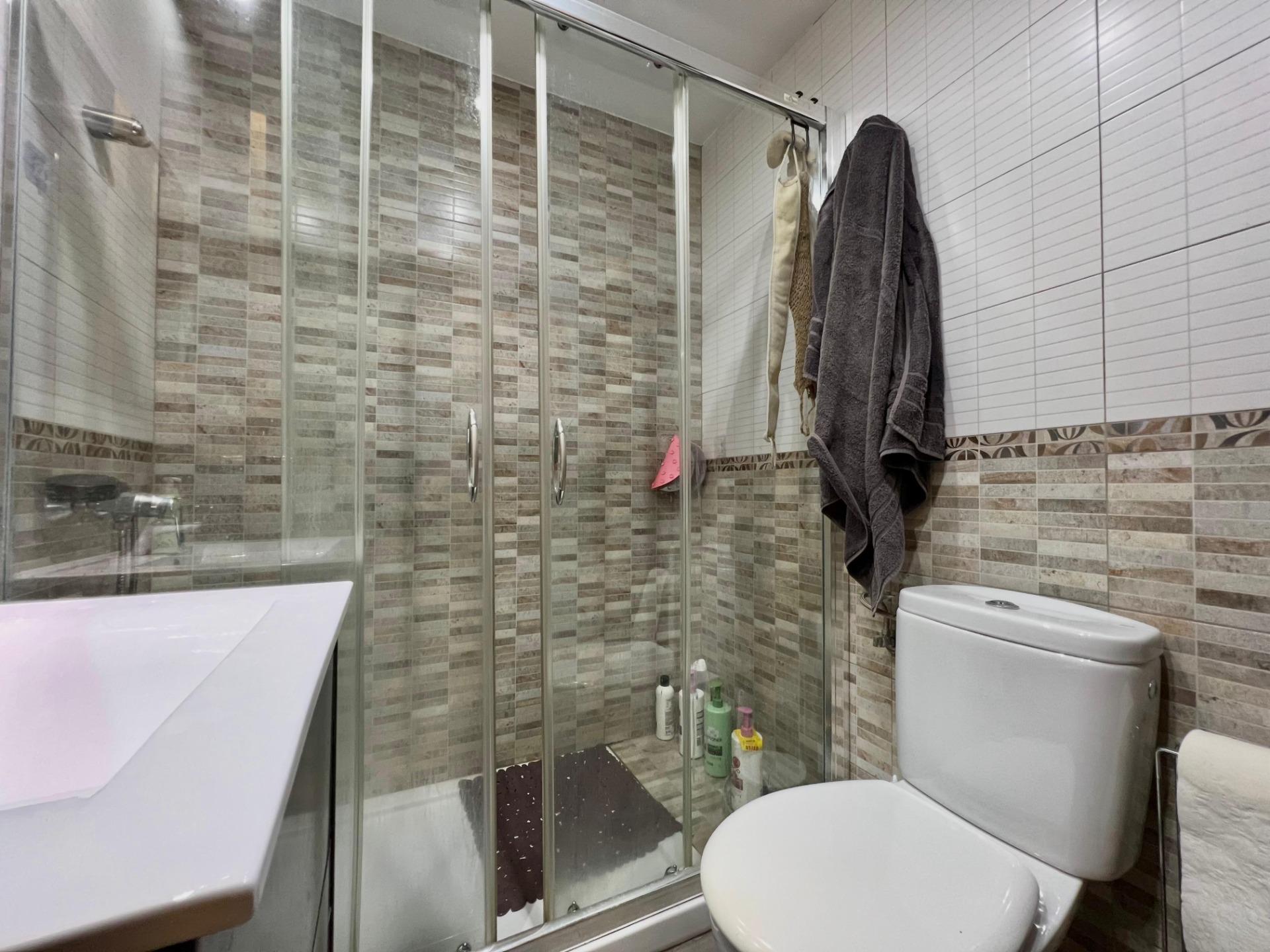 For sale - 4 Bedroom 2 Bathroom Apartment in Torrevieja - Puerto Deportivo  - Alicante