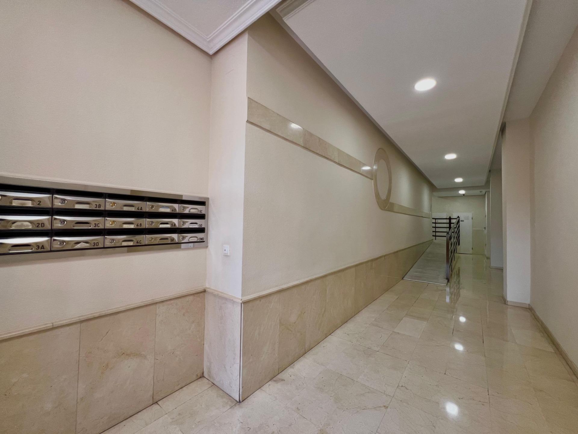 For sale - 4 Bedroom 2 Bathroom Apartment in Torrevieja - Puerto Deportivo  - Alicante