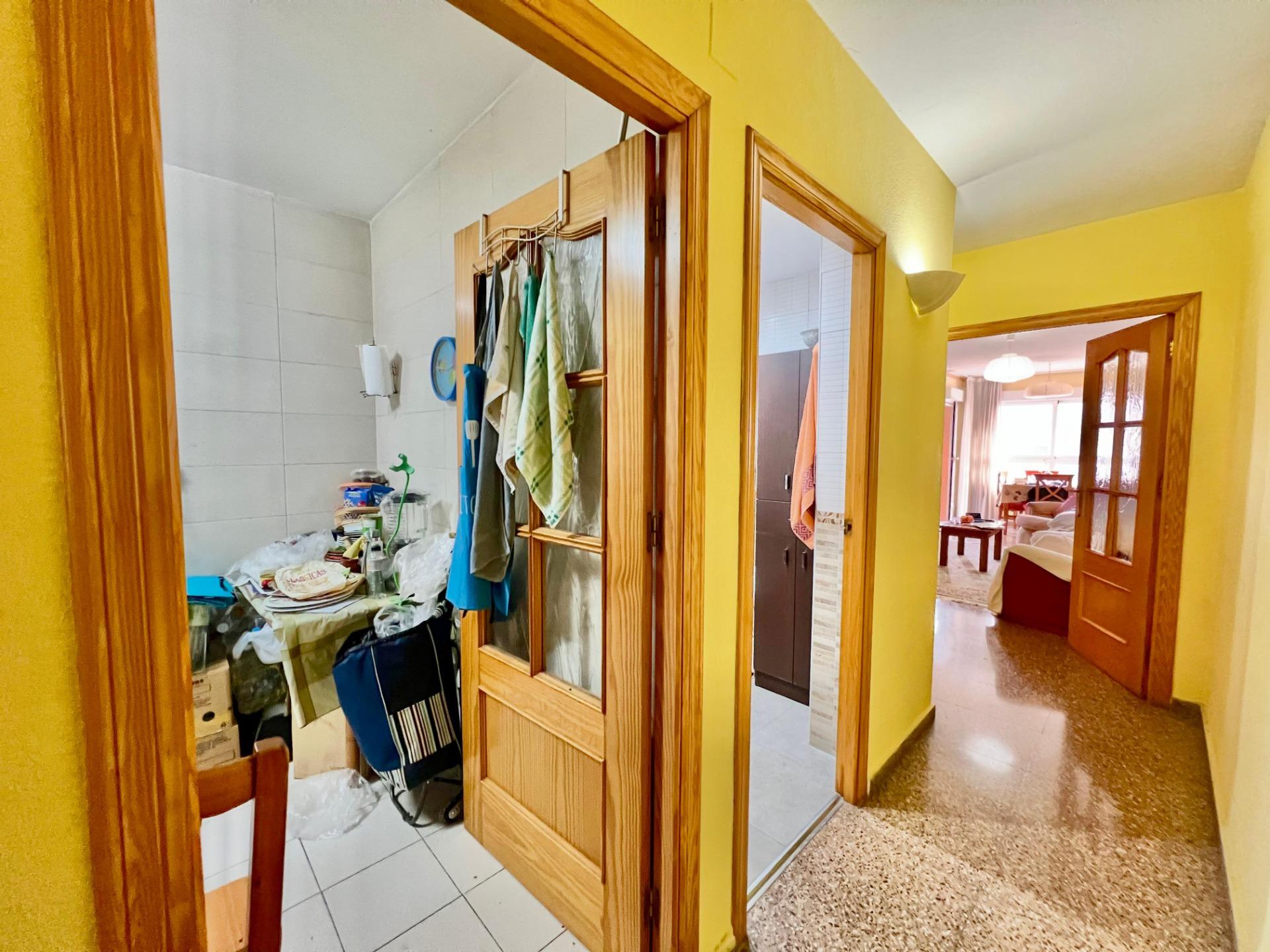 For sale - 4 Bedroom 2 Bathroom Apartment in Torrevieja - Puerto Deportivo  - Alicante