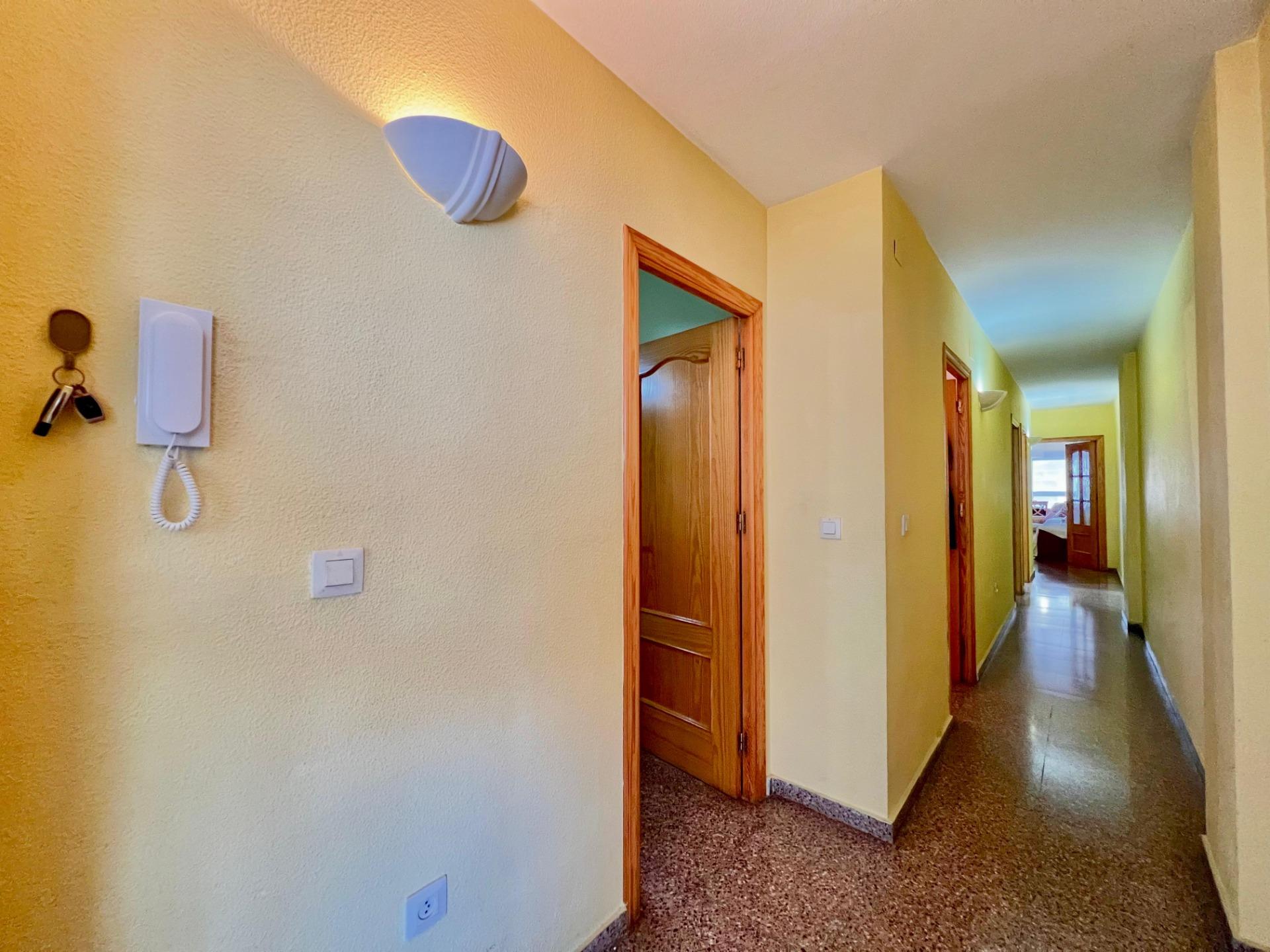 For sale - 4 Bedroom 2 Bathroom Apartment in Torrevieja - Puerto Deportivo  - Alicante
