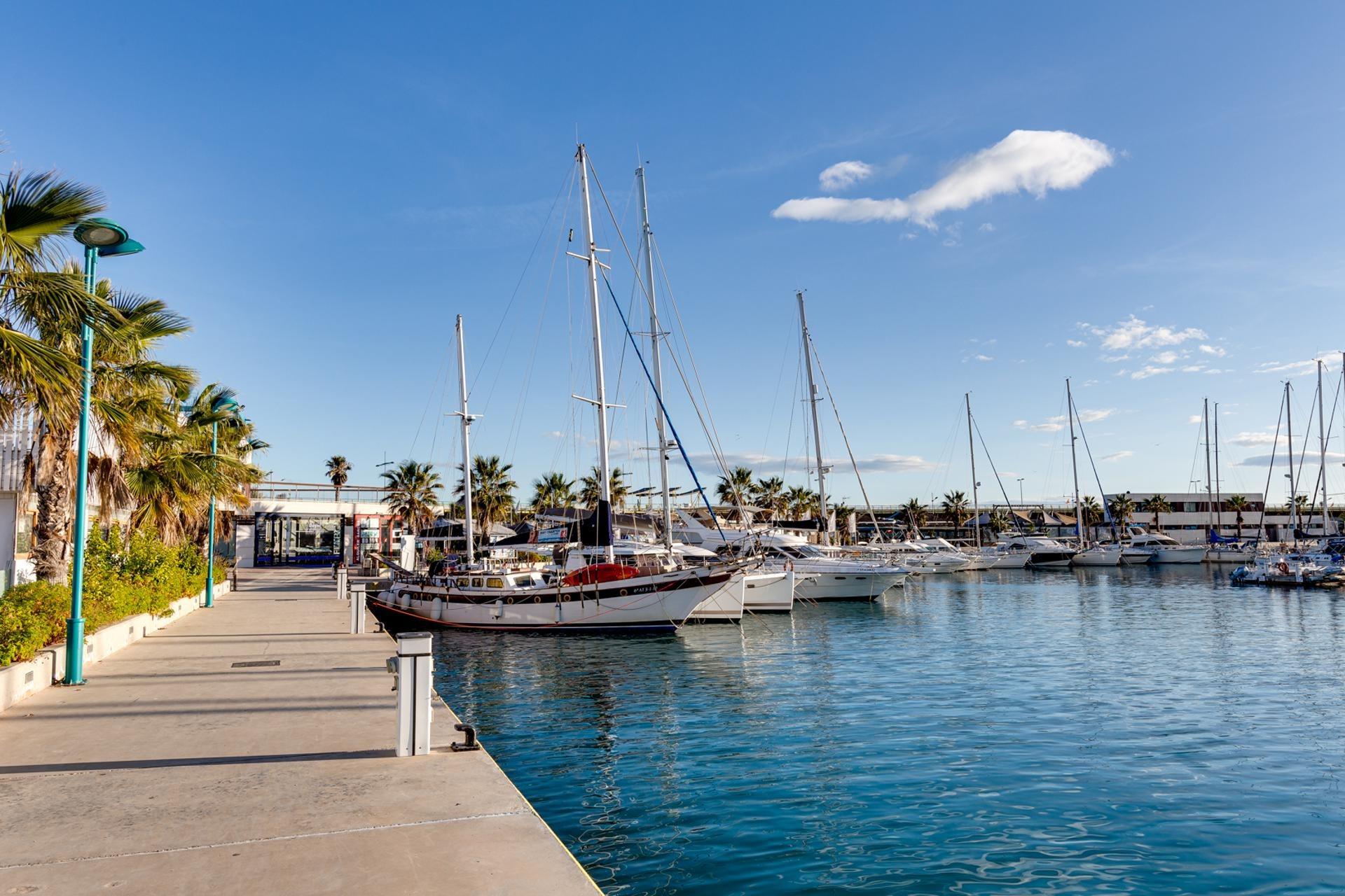 For sale - 3 Bedroom 2 Bathroom Apartment in Torrevieja - Playa Del Cura  - Alicante