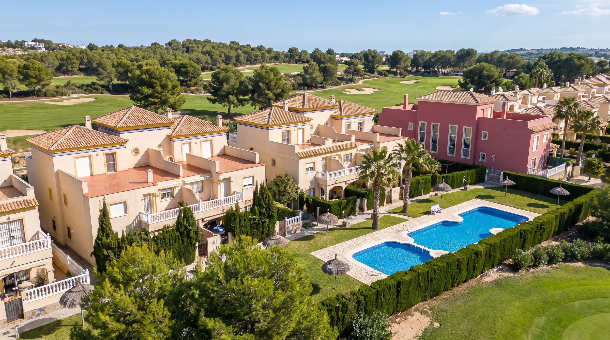 For sale - 4 Bedroom 3 Bathroom Town House in Villamartin - Costa Blanca  - Alicante