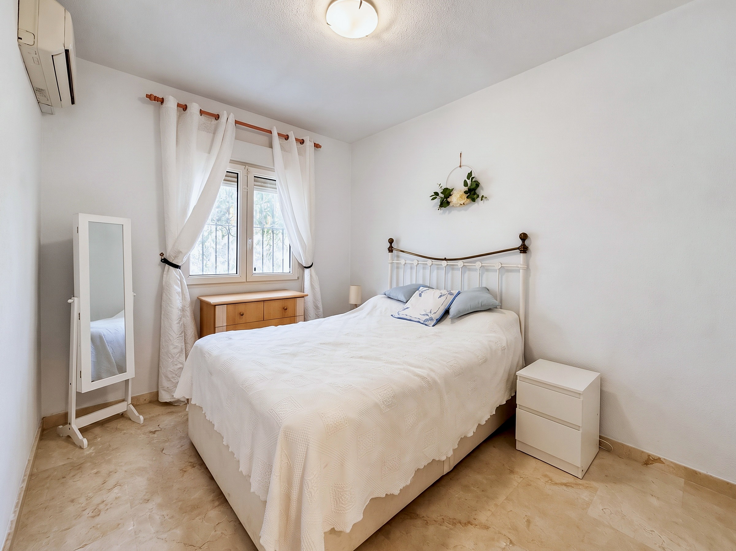 For sale - 4 Bedroom 3 Bathroom Town House in Villamartin - Costa Blanca  - Alicante
