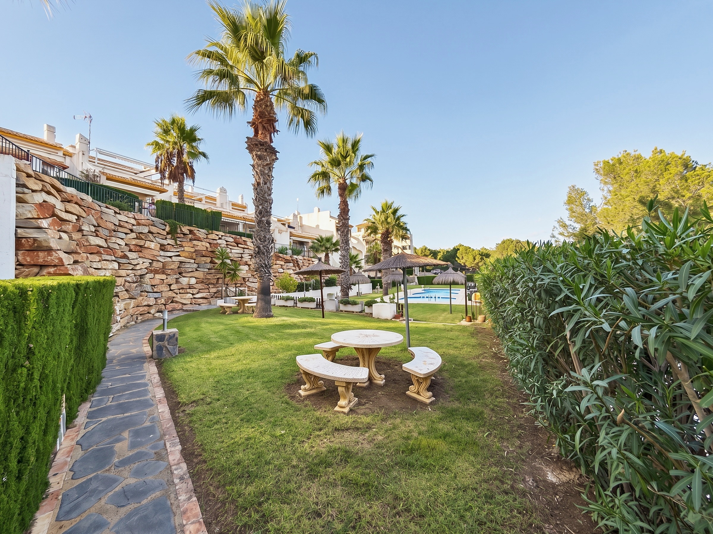 For sale - 4 Bedroom 3 Bathroom Town House in Villamartin - Costa Blanca  - Alicante