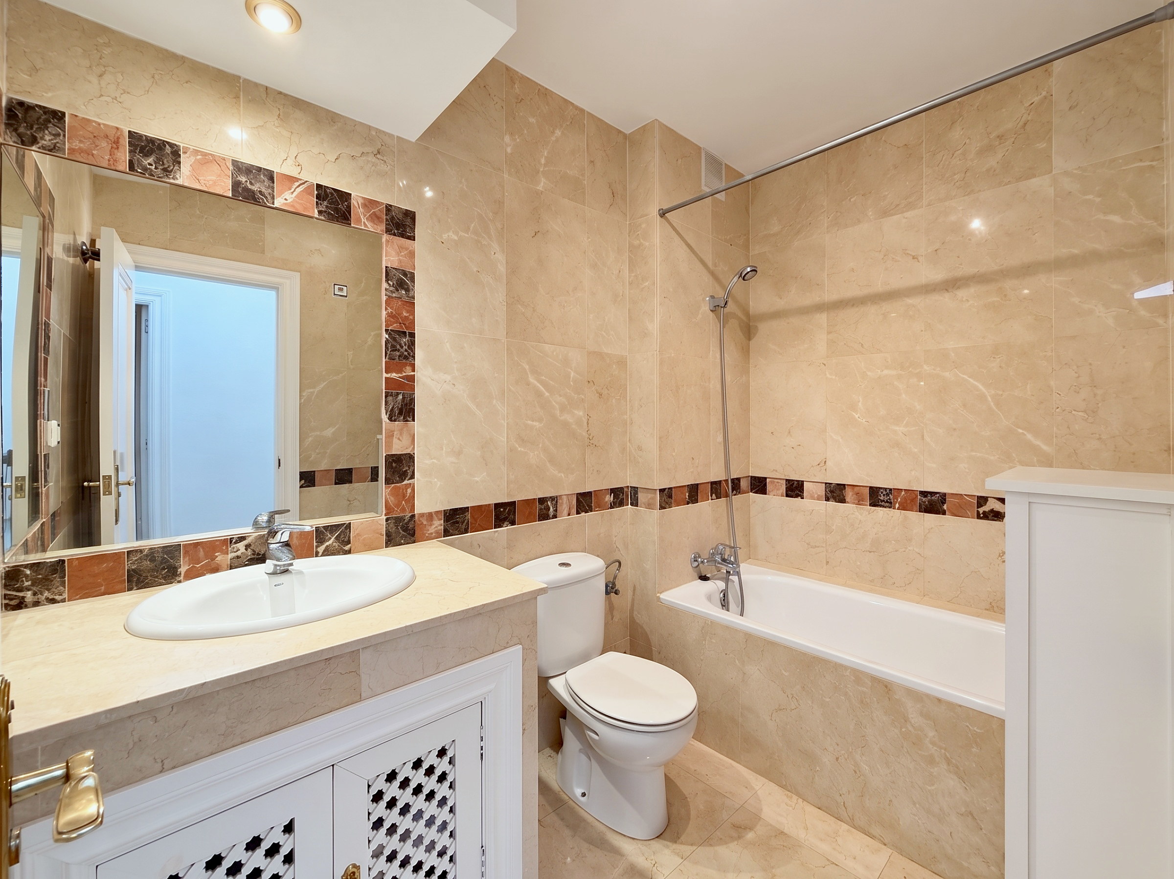 For sale - 4 Bedroom 3 Bathroom Town House in Villamartin - Costa Blanca  - Alicante