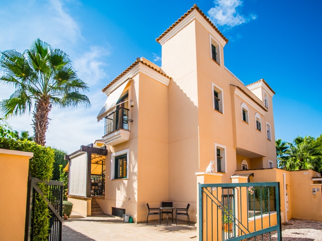 4 Bedroom 2 Bathroom Villa in Torrevieja