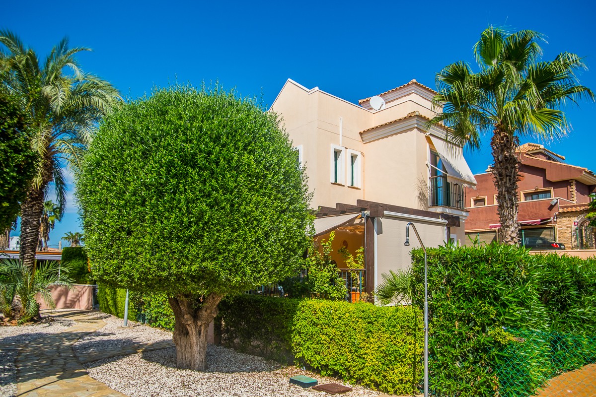 For sale - 4 Bedroom 2 Bathroom Villa in Torrevieja - Costa Blanca  - Alicante