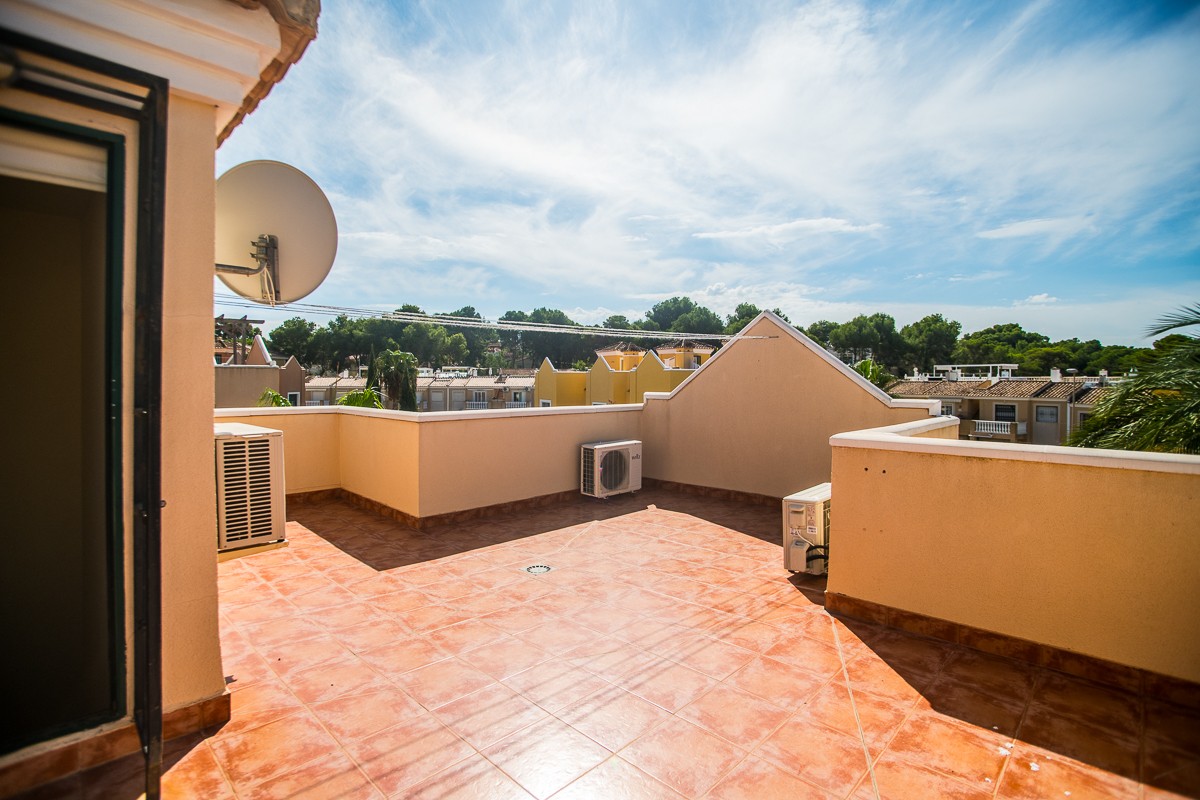 For sale - 4 Bedroom 2 Bathroom Villa in Torrevieja - Costa Blanca  - Alicante