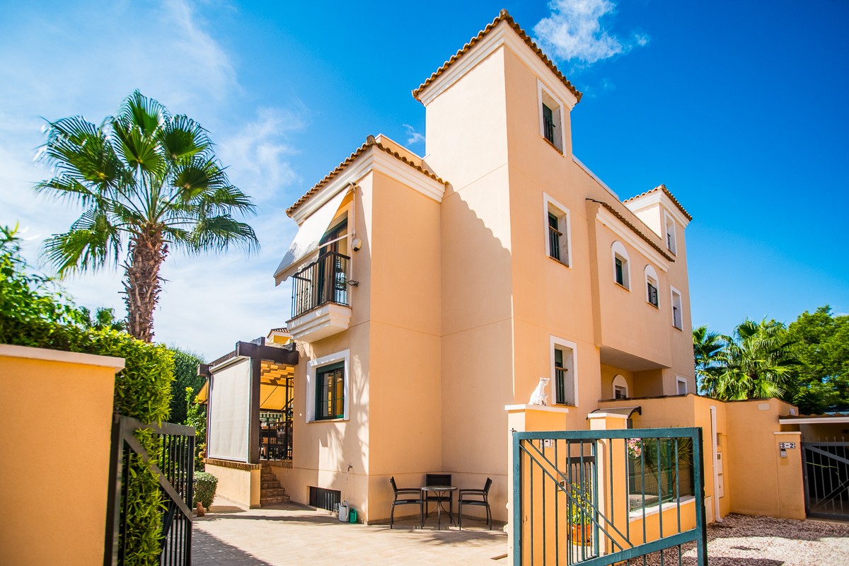 For sale - 4 Bedroom 2 Bathroom Villa in Torrevieja - Costa Blanca  - Alicante