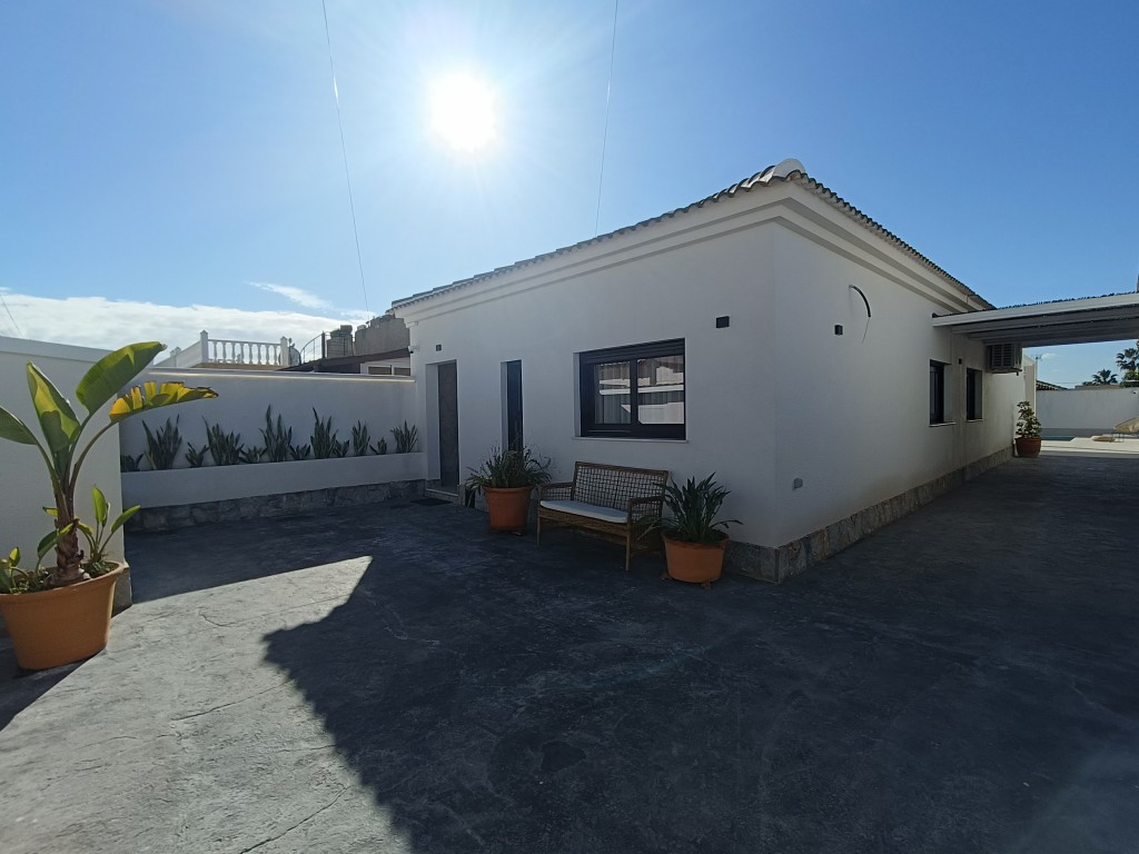 For sale - 3 Bedroom 2 Bathroom Villa in El Chaparral - El Chaparral - Alicante