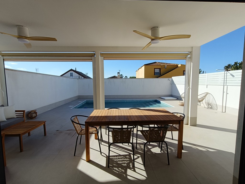 For sale - 3 Bedroom 2 Bathroom Villa in El Chaparral - El Chaparral - Alicante