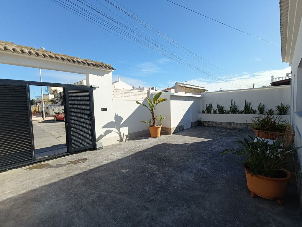 For sale - 3 Bedroom 2 Bathroom Villa in El Chaparral - El Chaparral - Alicante