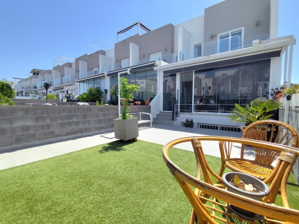 4 Bedroom 2 Bathroom Corner townhouse in Torrevieja