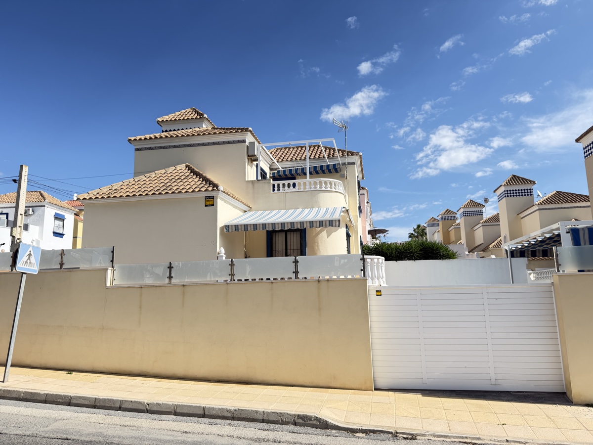 For sale - 3 Bedroom 2 Bathroom Villa in Villamartin - , Villamartin, Alicante, Spain - Alicante