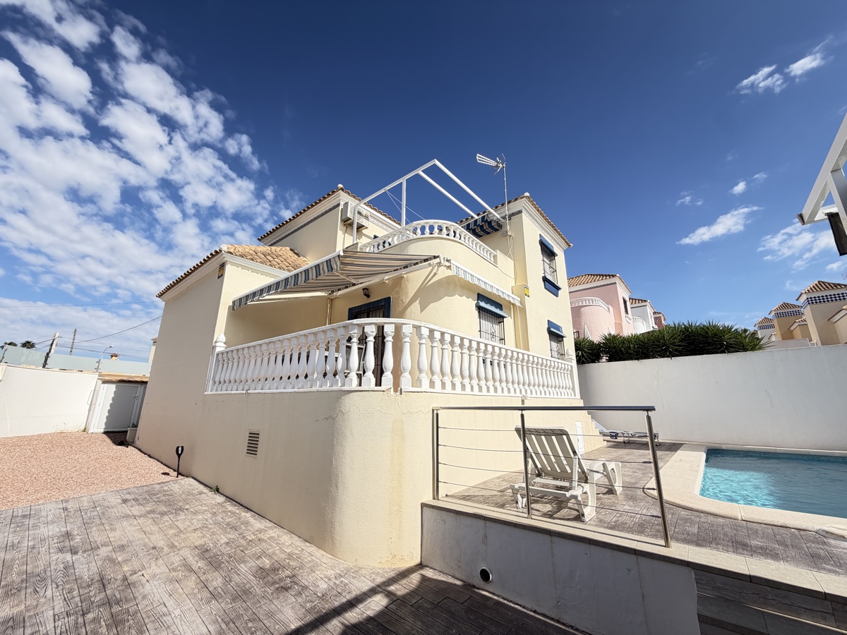 For sale - 3 Bedroom 2 Bathroom Villa in Villamartin - , Villamartin, Alicante, Spain - Alicante