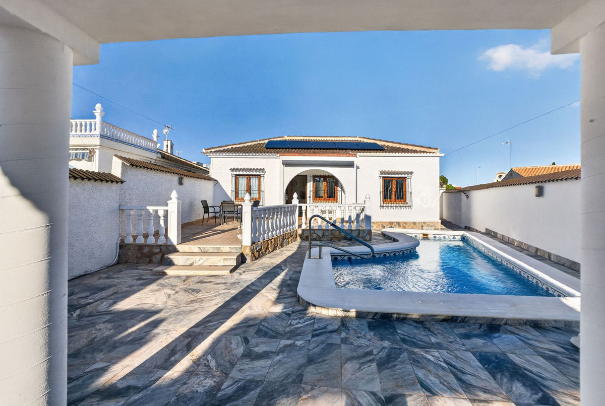 For sale - 3 Bedroom 2 Bathroom House - Detached Villa in Torrevieja - Torrevieja Centro  - Alicante