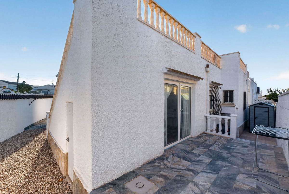 For sale - 3 Bedroom 2 Bathroom House - Detached Villa in Torrevieja - Torrevieja Centro  - Alicante