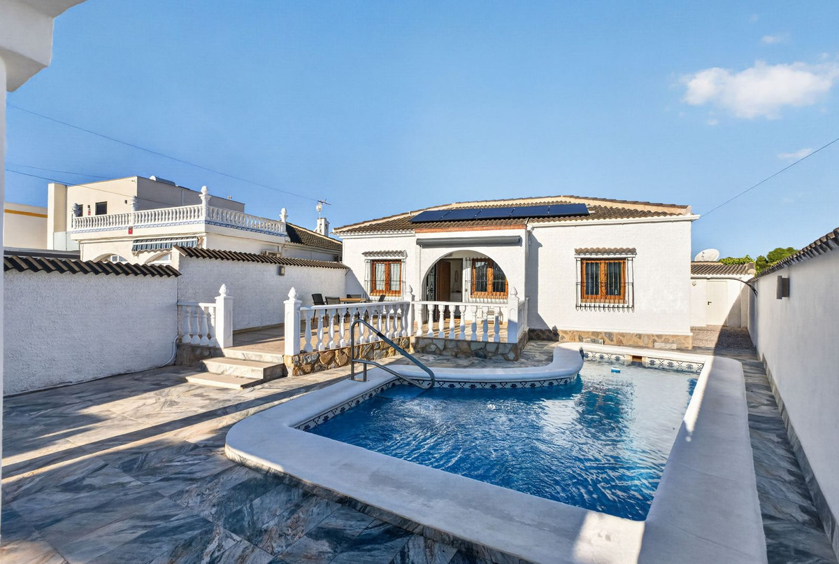 For sale - 3 Bedroom 2 Bathroom House - Detached Villa in Torrevieja - Torrevieja Centro  - Alicante