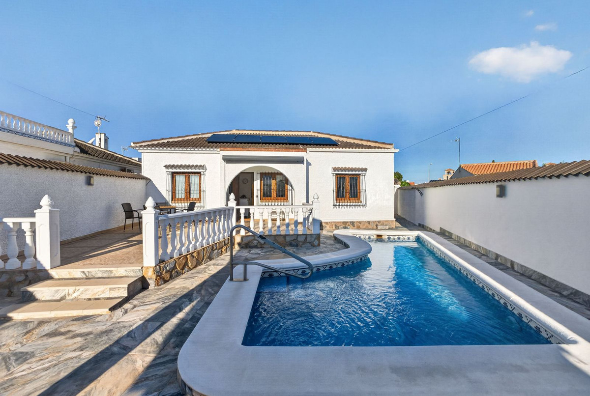 For sale - 3 Bedroom 2 Bathroom House - Detached Villa in Torrevieja - Torrevieja Centro  - Alicante