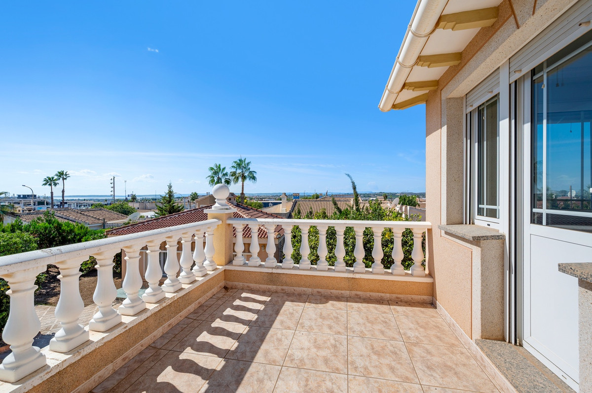 For sale - 7 Bedroom 5 Bathroom Ciudad Quesada Villa in Ciudad Quesada  - Ciudad Quesada  - Alicante