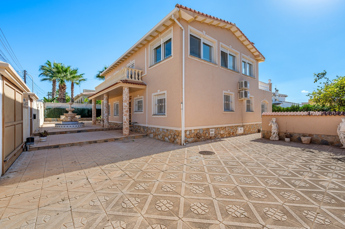 For sale - 7 Bedroom 5 Bathroom Ciudad Quesada Villa in Ciudad Quesada  - Ciudad Quesada  - Alicante
