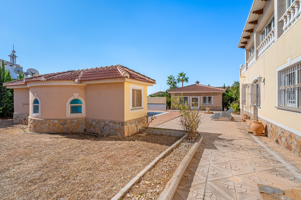 For sale - 7 Bedroom 5 Bathroom Ciudad Quesada Villa in Ciudad Quesada  - Ciudad Quesada  - Alicante