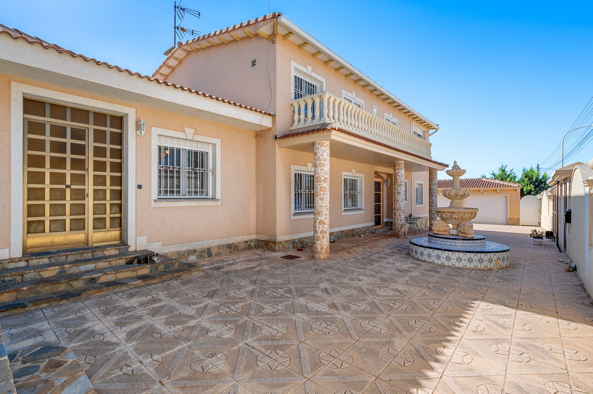 For sale - 7 Bedroom 5 Bathroom Ciudad Quesada Villa in Ciudad Quesada  - Ciudad Quesada  - Alicante