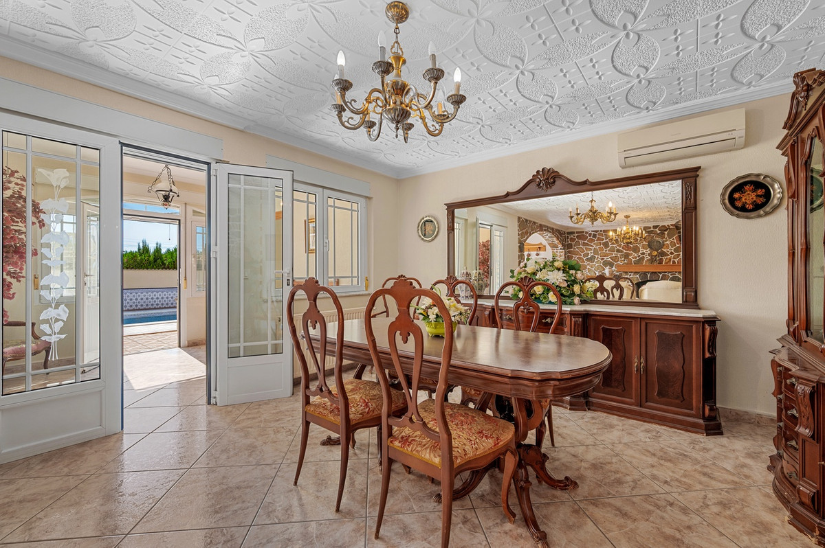 For sale - 7 Bedroom 5 Bathroom Ciudad Quesada Villa in Ciudad Quesada  - Ciudad Quesada  - Alicante